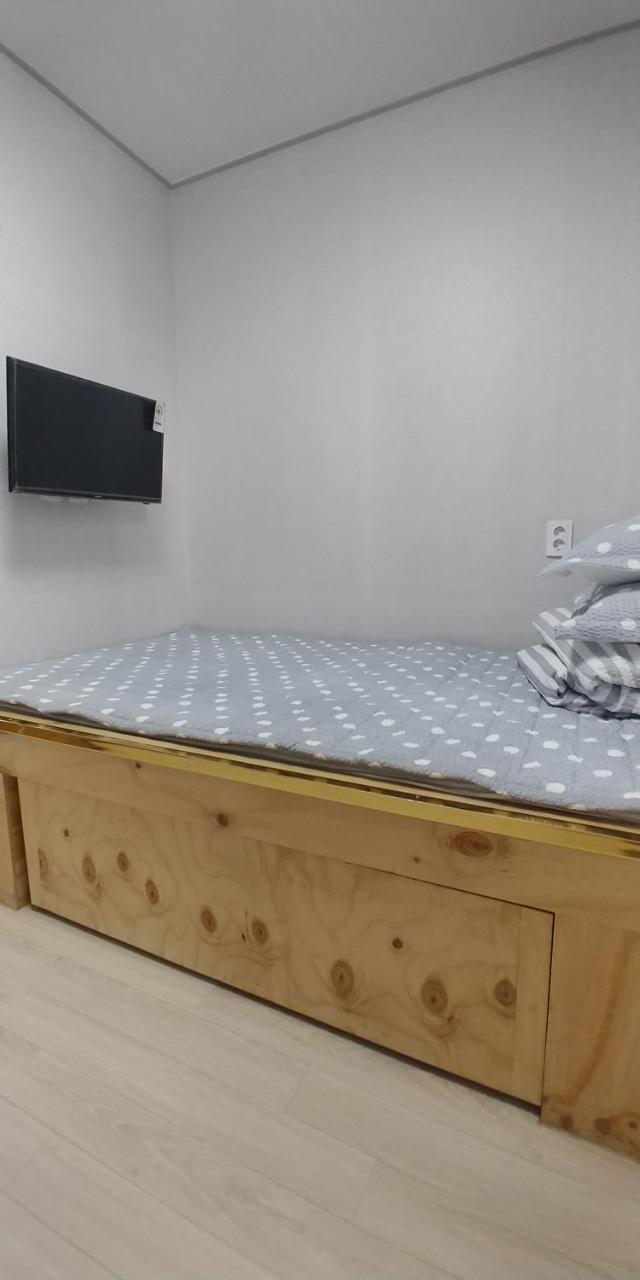 Coco Capsule Guesthouse Пусан Экстерьер фото