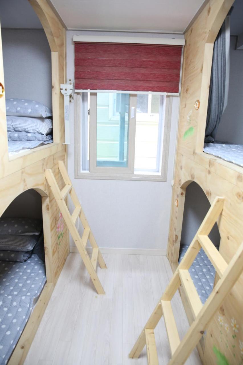 Coco Capsule Guesthouse Пусан Экстерьер фото