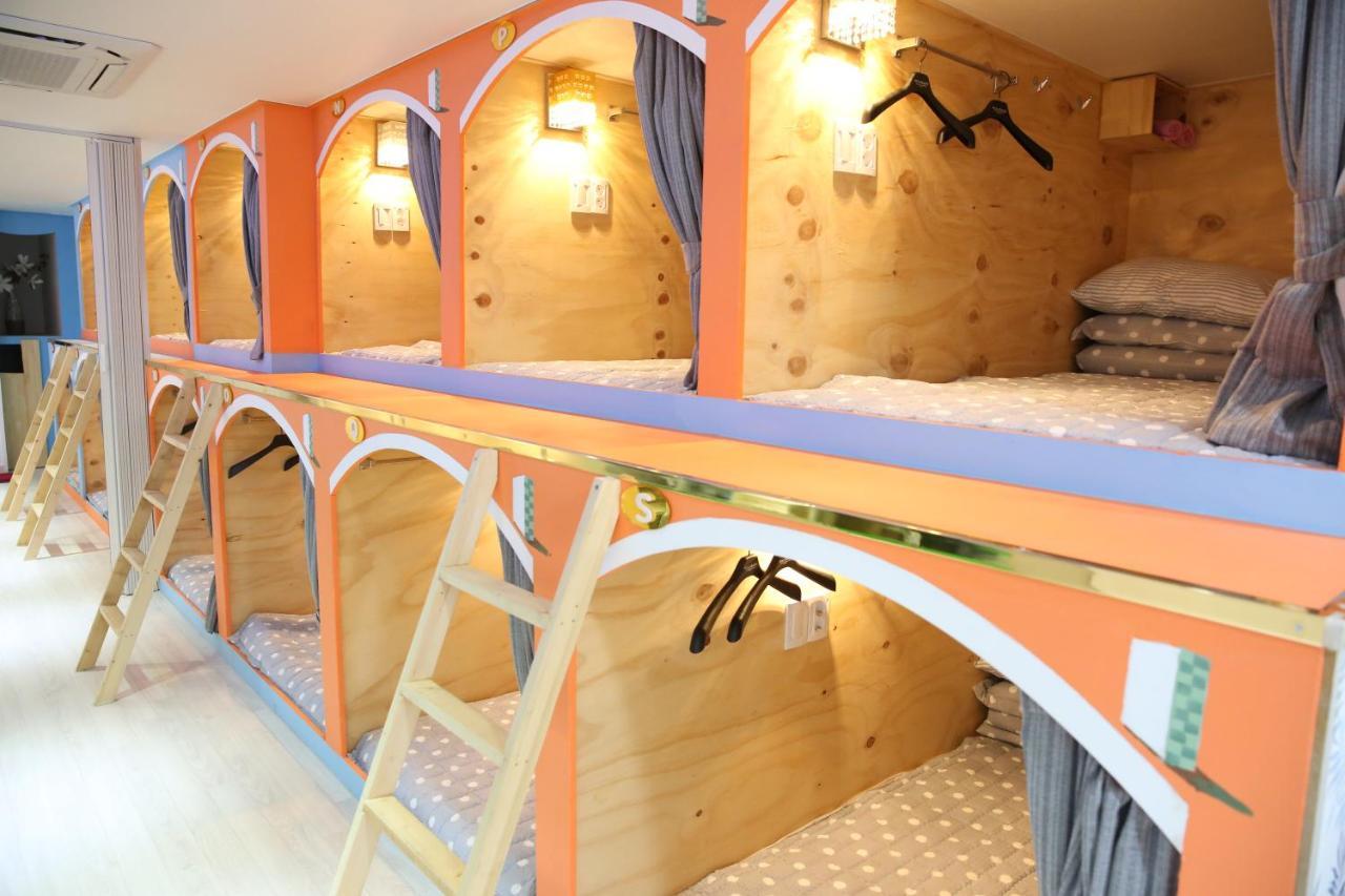 Coco Capsule Guesthouse Пусан Экстерьер фото