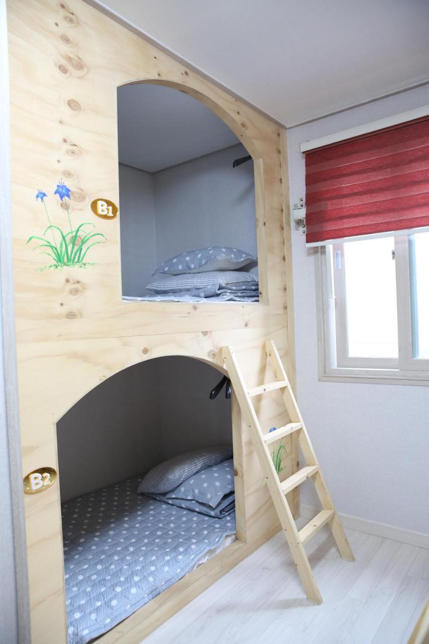 Coco Capsule Guesthouse Пусан Экстерьер фото