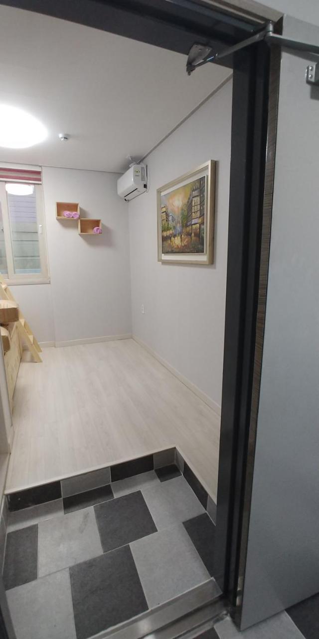 Coco Capsule Guesthouse Пусан Экстерьер фото